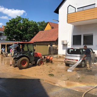 Am Tag nach dem "Jahrtausend-Unwetter" gehen die Aufräumarbeiten in Gemmingen (Kreis Heilbronn) weiter.