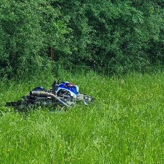 Ein Motorrad liegt nach einem Unfall auf einer Pferdekoppel