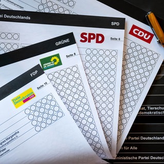 Wahlunterlagen liegen mit einem kugelschreiber auf einem Tisch (Symbolbild)