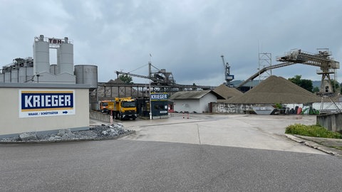 Krieger-Baustoffe in Heilbronn: Die Feuerwehr darf bei Hochwasser Sandsäcke abfüllen