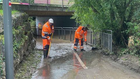 Aufräumen nach dem Hochwasser - in Öhringen (Hohenlohekreis) wird's schon angepackt. 