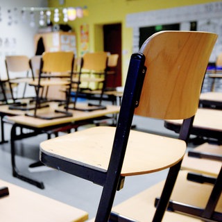 Symbolbild: Gelsenkirchen: Stühle stehen in einem Klassenzimmer in einer Grundschule auf den Tischen