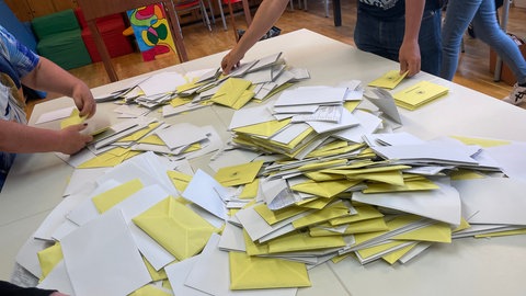 Auszählung in einem Heilbronner Wahllokal zur Europawahl und der Kommunalwahl 2024