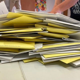 Auszählung von Stimmzetteln zur Europa- und Kommunalwahl 2024 in Heilbronn