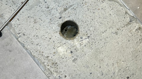 Im Loch im Boden steht das Wasser mehrere Zentimeter hoch.