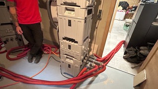 Dieses Gerät sammelt das Wasser aus dem Boden und pumpt es ab.