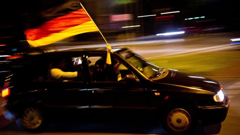 Mit einem Autokorso feiern Fußballfans (Archivbild)