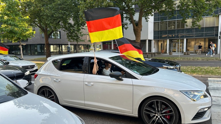 In Heilbronn waren hunderte auf den Straßen, um den deutschen Sieg zu feiern, viele mit dem Auto