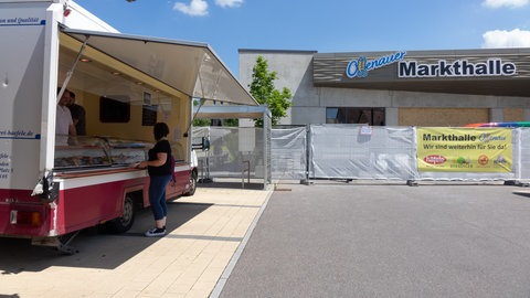 Metzgereistand vor der Markthalle Offenau