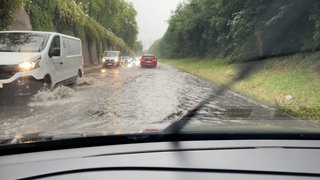 Überschwemmte Neckartalstraße in Heilbronn