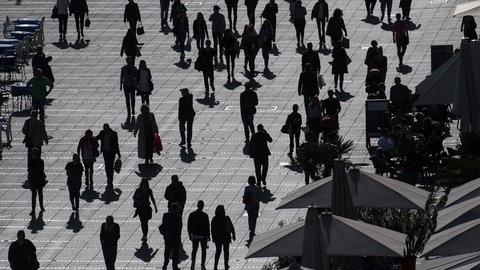 Menschen in der Innenstadt, Symbolbild