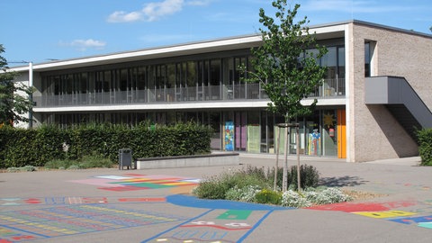 Schulhof und Gebäude des katholischen Bildungszentrums St. Kilian in Heilbronn