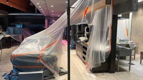 Die Metzgereifiliale in der Markthalle Offenau ist nach der Geldautomatensprengung eine Baustelle