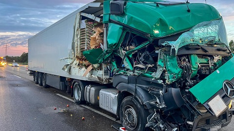 Das Führerhaus eines Lkw ist nach einem Unfall auf der rechten Seite zerstört.