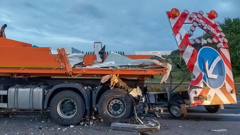 Ein Fahrzeug der Autobahnmeisterei samt Absperrtafel ist nach dem Zusammenprall schwer beschädigt.