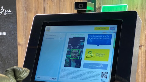 Ein Supermarkt am Flughafen Stuttgart hat die KI-basierte Altersprüfung schon im Einsatz.
