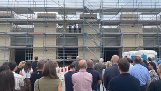 Gäste beim Richtfest für den neuen Maßregelvollzug in Schwäbisch Hall