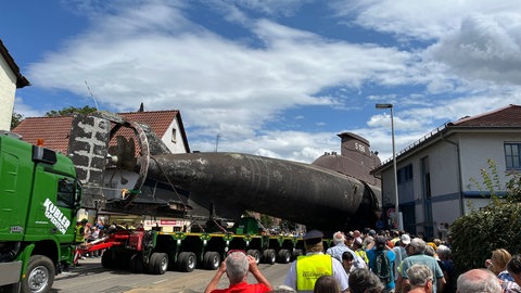 Spannend und eng wurde es noch einmal an einem Kreisel in Bad Rappenau (Kreis Heilbronn), doch auch den hat das Team um Frieder Saam, der den Transport leitet, gemeistert