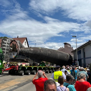 Spannend und eng wurde es noch einmal an einem Kreisel in Bad Rappenau (Kreis Heilbronn), doch auch den hat das Team um Frieder Saam, der den Transport leitet, gemeistert