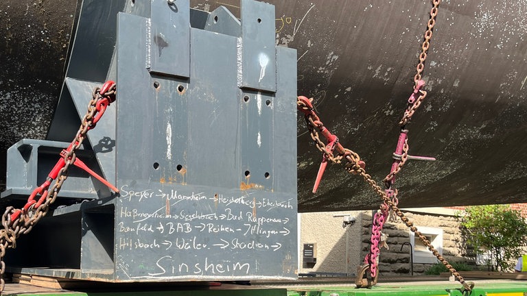 Das U-Boot U17 schlängelt sich in Maßarbeit durch Bad Rappenau (Kreis Heilbronn)