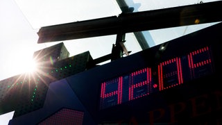  Die Anzeige auf einem Thermometer zeigt 42 Grad an (Symbolbild)