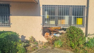 Aus unbekannten Gründen ist am Donnerstagabend eine Frau mit ihrem Auto gegen die Wand der Kurapotheke in Bad Rappenau (Kreis Heilbronn) gefahren und hat dort ein großes Loch hinterlassen.