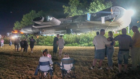 Schaulustige beobachten den Transport des Marine-U-Boots U17 auf der Landstraße bei Ittlingen