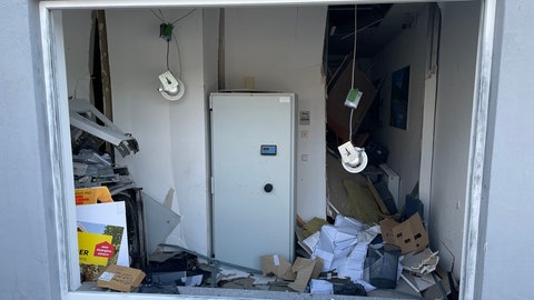 Gesprengter Geldautomat in einer Bankfiliale in Möckmühl-Züttlingen (Kreis Heilbronn)