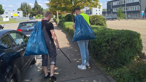 Rund 30 Azubis verschiedener Öhruinger Betriebe (Hohenlohekreis) haben bei der ersten "Azubi Putzete" im Industriegebiet mitgemacht.