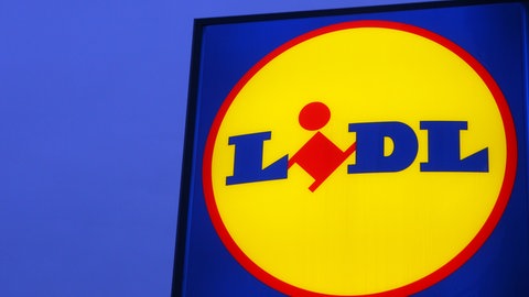 leuchtende Werbung mit dem Logo von Lidl