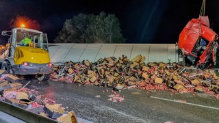 Der Sattelzug ist umgestürzt, die Ladung wurde über die Fahrbahn verstreut