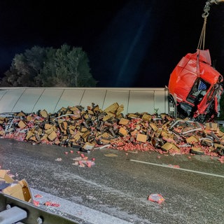 Der Sattelzug ist umgestürzt, die Ladung wurde über die Fahrbahn verstreut