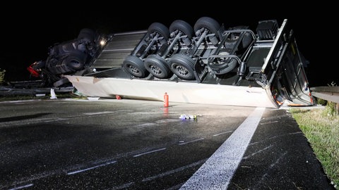 Ein verunglückter Sattelzug liegt quer auf der A6.