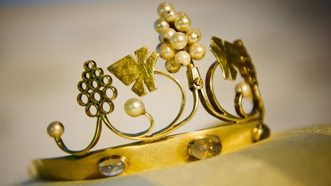  Die Krone der fränkischen Weinkönigin liegt auf einem Kissen (Symbolbild)