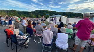Der Gedenkegottesdienst eine Woche nach dem Brand der katholischen Kirche in Widdern.