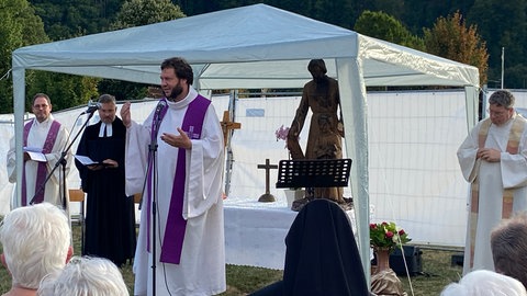 Der Gedenkegottesdienst eine Woche nach dem Brand der katholischen Kirche in Widdern.