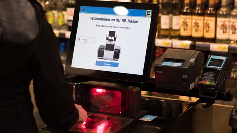 Eine SB-Kasse in einem EDEKA-Markt (Symbolbild)