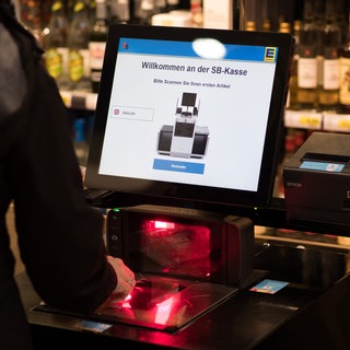 Eine SB-Kasse in einem EDEKA-Markt (Symbolbild)