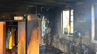 In einem Fachwerkhaus ist am Sonntagnachmittag in Schwäbisch Hall ein Feuer ausgebrochen - das Zimmer ist ausgebrannt