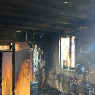 In einem Fachwerkhaus ist am Sonntagnachmittag in Schwäbisch Hall ein Feuer ausgebrochen - das Zimmer ist ausgebrannt