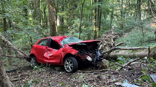 Ein Auto nach Unfall auf der Cröffelbacher Steige bei Wolpertshausen. Eine Frau war von der Straße abgekommen und in die Schlucht gestürzt.
