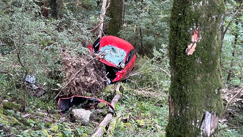 Ein Auto nach Unfall auf der Cröffelbacher Steige bei Wolpertshausen. Eine Frau war von der Straße abgekommen und in die Schlucht gestürzt.