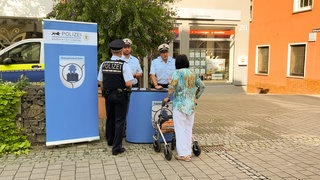 Info-Stand der Polizei Aalen in der Crailsheimer Innenstadt