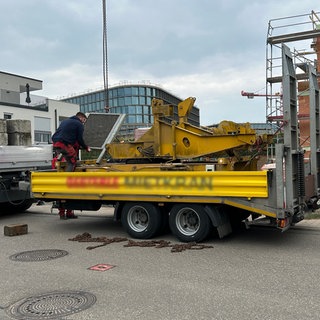 Die Einzelteile des Krans werden abtransportiert.