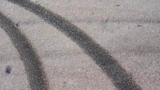Reifenspuren vom Drift mit Autoreifen (Symboldbild)
