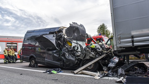 Tödlicher Unfall bei Neuenstein: Ein Kleintransporter rast auf der A6 ins Stauende. Die Autobahn war stundenlang gesperrt.