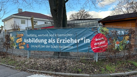 Mit Plakaten hat die Stadt Heilbronn nach Personal gesucht. Gibt es bald genug Kita-Plätze? Laut Prognose des Gemeinderats - ja. 