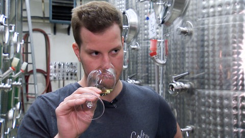 Moritz Ocker bei Weinverkostung