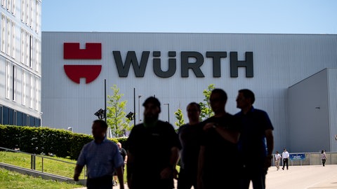 Mitarbeiter vor dem Würth-Gebäude. Würth-Betriebsräten wurde fristlos gekündigt. Nun startet die erste Verhandlung vor dem Heilbronner Arbeitsgericht. Die IG Metall erhebt schwere Vorwürfe.