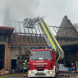 Feuerwehrkräfte beim Einsatz beim Brand einer Scheune in Eppingen